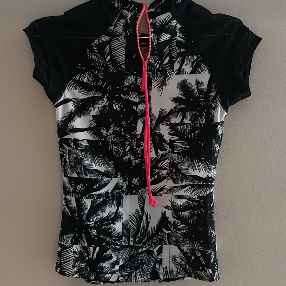 Fabletics Rash Guard Sz Small EUC - Picture 8 of 9